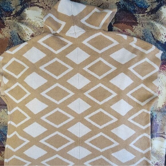 Lane Bryant Tan and White Geometric Poncho - Picture 14 of 16